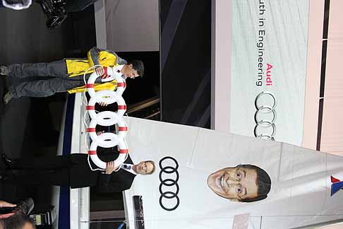 Audi - Responsabile Audi e il comico Stephen Colbert con il trofeo simbolico dei quattro anelli width=
